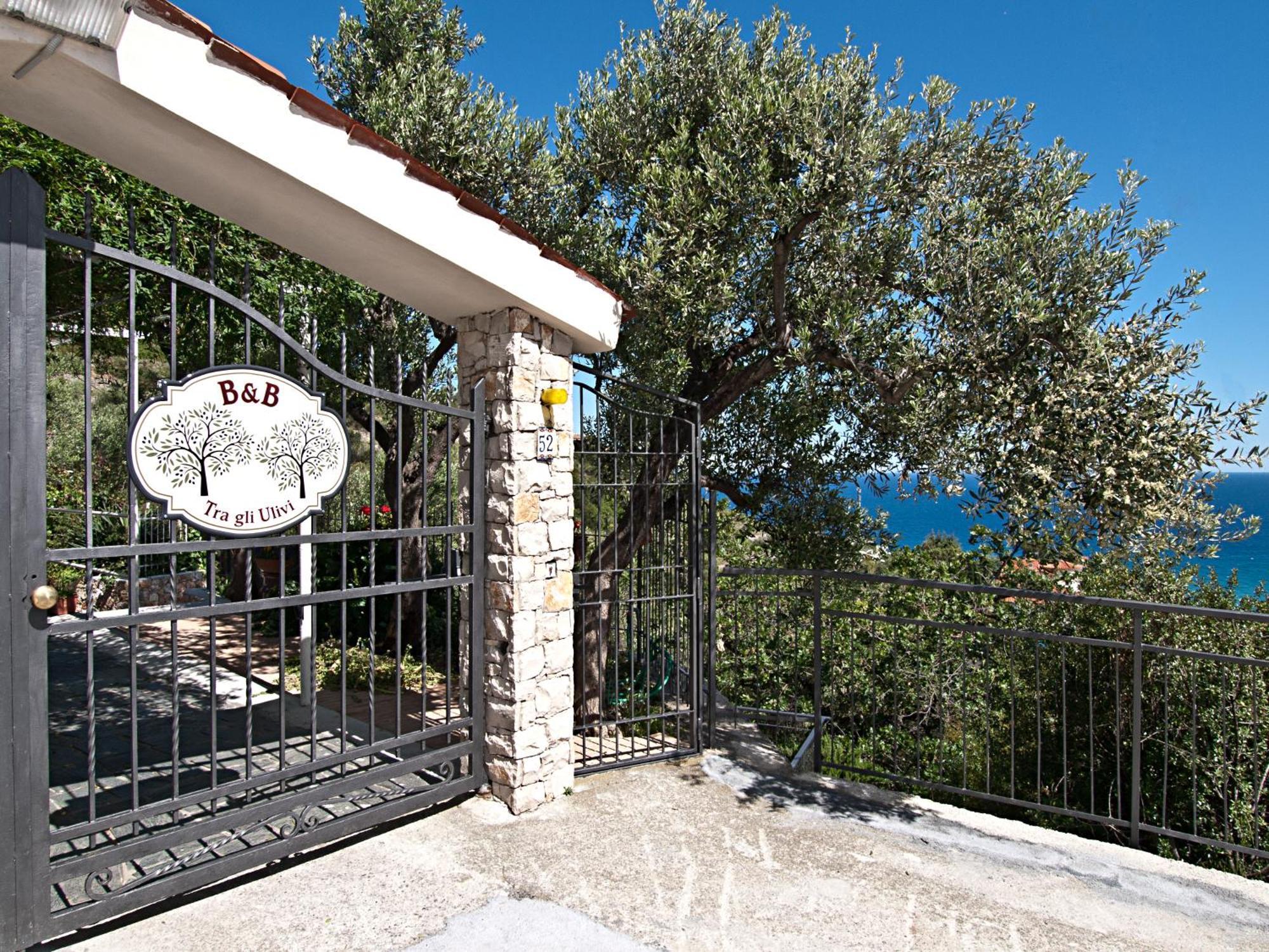 Bed and Breakfast Tra Gli Ulivi Pietra Ligure Exterior foto