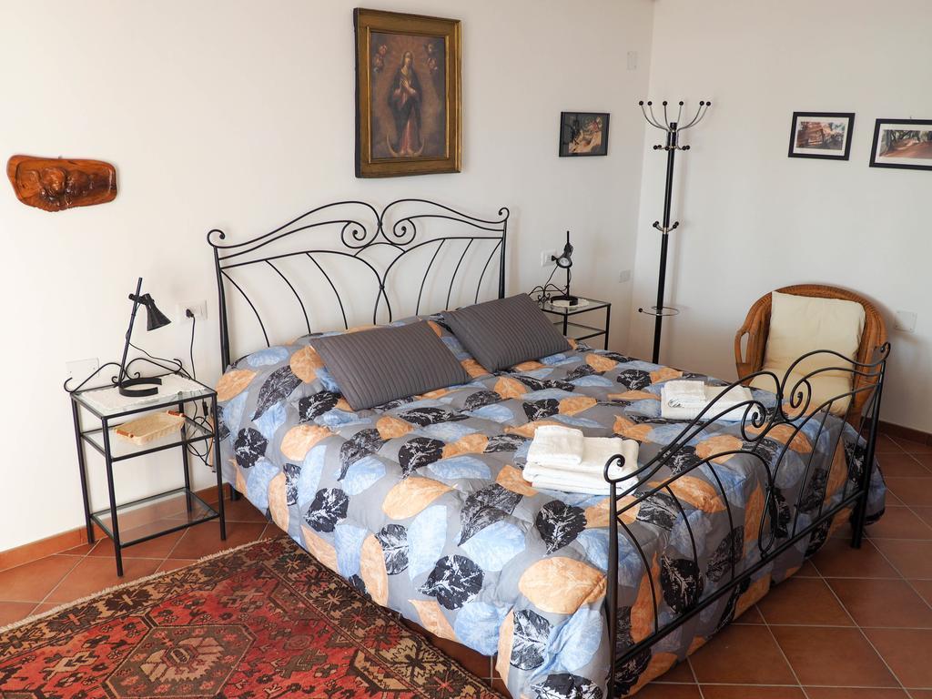 Bed and Breakfast Tra Gli Ulivi Pietra Ligure Zimmer foto